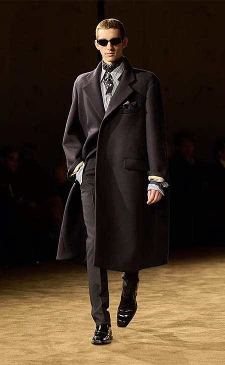 أسبوع باريس للموضة: الانتقال السلس بين ليل خاص ويوم عملي في مجموعة سان لوران